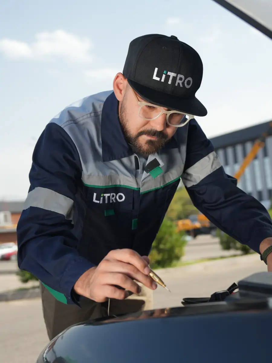 Мастер LiTRO проверяет двигатель автомобиля