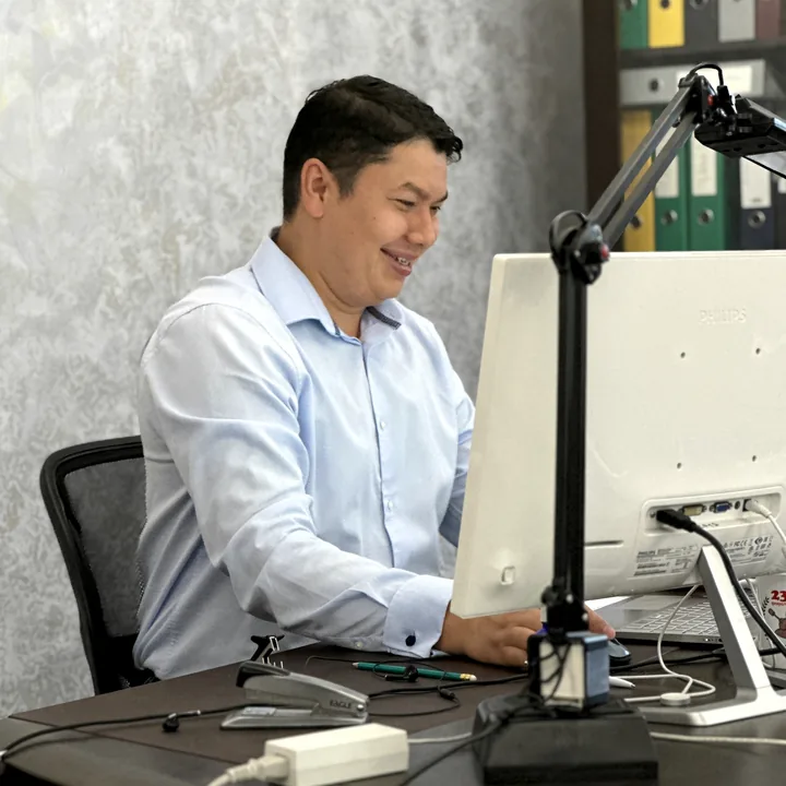 Специалист LiTRO работает за компьютером в офисе