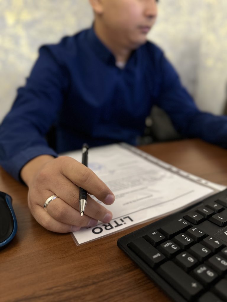 Автоюрист LiTRO подписывает жалобу на постановление о штрафе на фирменном бланке