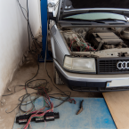 Audi 80 в Казахстане: неправильная прокладка электропроводки после ремонта – риск короткого замыкания и обрыва цепей